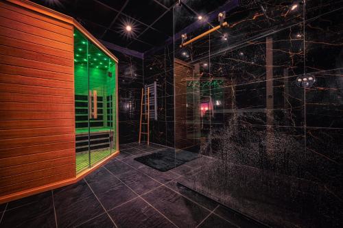 Koupelna v ubytování La Parenthèse Jacuzzi sauna privatif Cognac