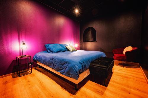 Postel nebo postele na pokoji v ubytování La Parenthèse Jacuzzi sauna privatif Cognac