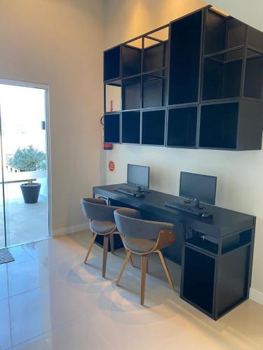 Una televisión o centro de entretenimiento en Loft vista Mar - Entre Itajaí e Balneário Camboriú