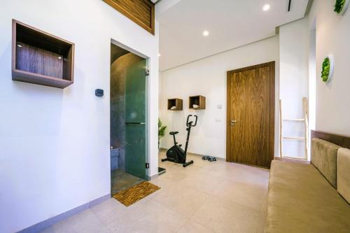 a hallway with a wooden door and a treadmill at Villa AZUR - Wifi, Piscine chauffée, Sans vis-à-vis in Marrakech