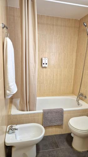 a bathroom with a toilet and a tub and a sink at SNOW PARADISE GORBEA junto al Telecabina parking GRATIS in Sierra Nevada