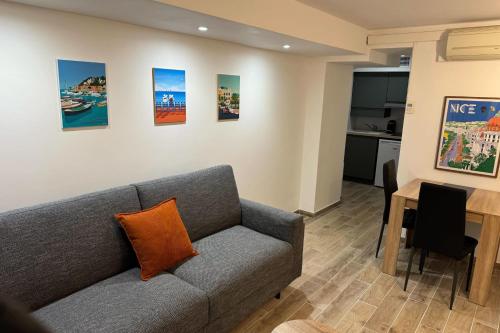 un salon avec un canapé et une table dans l'établissement Cosy studio near beach and Museum of Fine Arts, à Nice