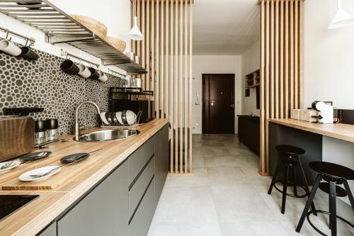 una cucina con lavandino e bancone con sgabelli di B&B LUMAS a Roma