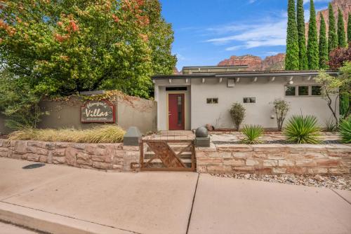 a house with a stone retaining wall and a driveway at Flanigan`s Resort and Spa in Springdale