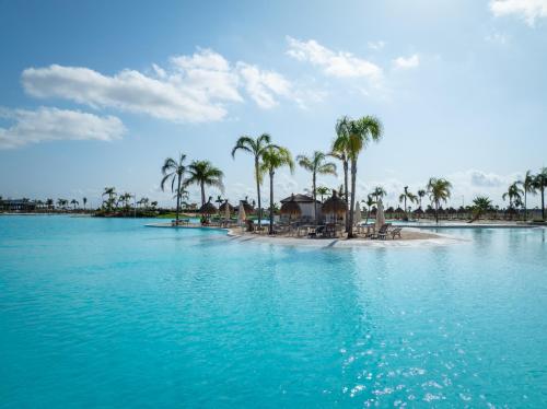 eine Insel mit Palmen und Häuser am Strand in der Unterkunft Almendro Villa 2V12 with heated pool at Santa Rosalia Resort in Torre-Pacheco