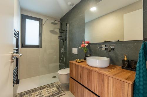 ein Badezimmer mit Waschbecken, Toilette und Dusche in der Unterkunft Almendro Villa 2V12 with heated pool at Santa Rosalia Resort in Torre-Pacheco