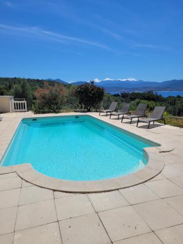 - une piscine sur une terrasse entourée de chaises dans l'établissement Residence les Lavandes, à Olmeto