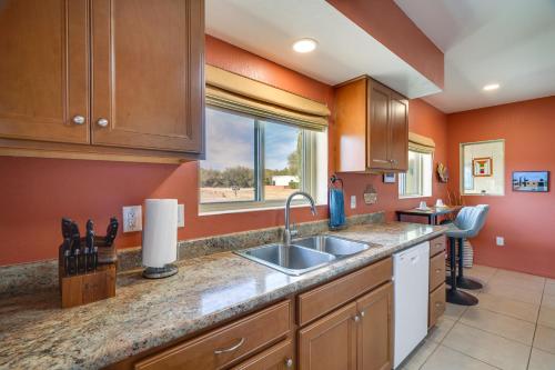 グリーンバレーにあるPet-Friendly 55 and Green Valley Home with Golf Gear!のシンクと窓のあるキッチン