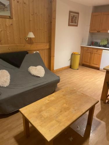 Cette chambre comprend un lit et une table basse. dans l'établissement Appartement 4 personnes, à Combloux