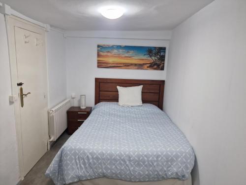 una camera da letto con un letto e un quadro sul muro di Apartamento bonito en Arnedo ad Arnedo