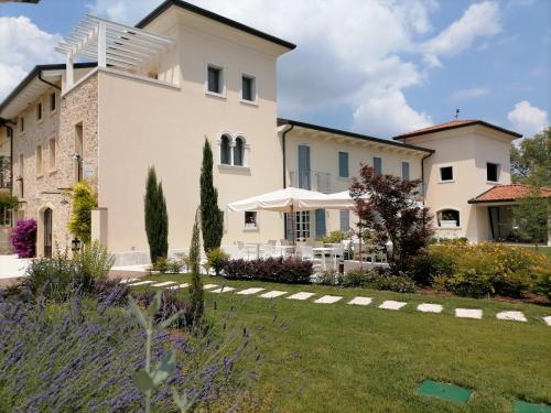 a villa with a garden and a house at Relais Ca' Morenica in Valeggio sul Mincio