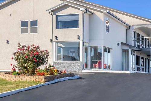 a house with a driveway in front of it at Motel 6-Commerce, GA in Commerce