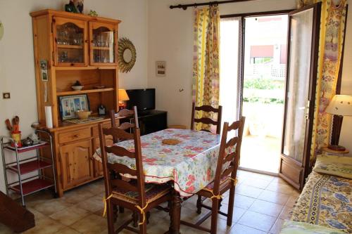 une salle à manger avec une table et des chaises et une fenêtre dans l'établissement PN000-201 Maison Studio mezz 2 couchages PORT LA NOUVELLE, à Port-la-Nouvelle
