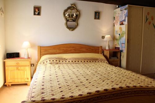 une chambre avec un lit et un miroir au mur dans l'établissement PN000-201 Maison Studio mezz 2 couchages PORT LA NOUVELLE, à Port-la-Nouvelle