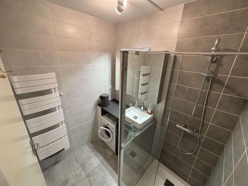 une salle de bain avec douche et lavabo dans l'établissement Appartement deux pièces Port la Nouvelle PN015-017, à Port-la-Nouvelle