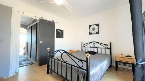 une chambre avec un lit noir dans une pièce dans l'établissement Appartement deux pièces Port La Nouvelle PN020-031, à Port-la-Nouvelle