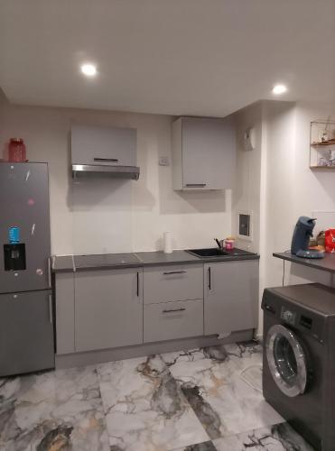 une cuisine avec un réfrigérateur et une machine à laver dans l'établissement Dream love appart, à Strasbourg