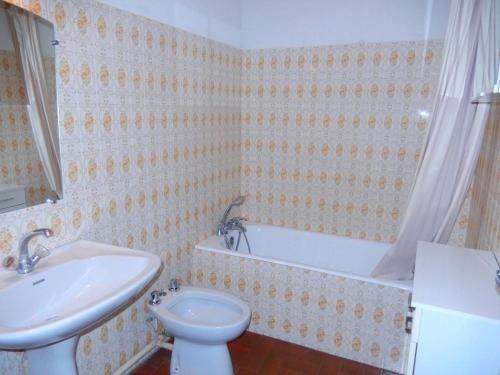 une salle de bain avec un lavabo, des toilettes et une baignoire dans l'établissement Appartement 3 pièces PORT LA NOUVELLE PN050-015, à Port-la-Nouvelle