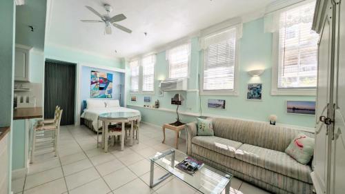 Χώρος καθιστικού στο Palm Beach Hotel Short Term Rental