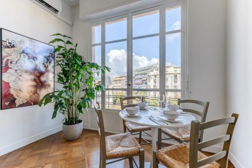 une salle à manger avec une table et des chaises et une fenêtre dans l'établissement Elegant Condo with Balconies in the Heart of Nice, à Nice