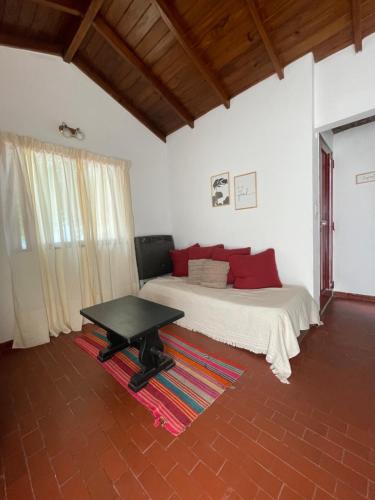 Un dormitorio con una cama con una mesa dentro. en Casachica Navarro, en Navarro