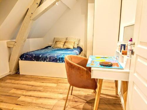 une chambre avec un lit et un bureau avec une chaise dans l'établissement LOasis Dijonnaise 8 PEOPLE, à Sennecey-lès-Dijon