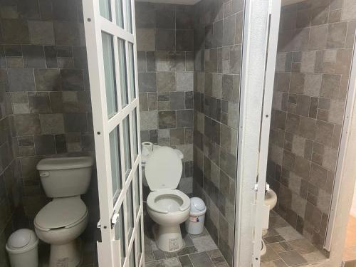 a small bathroom with a toilet and a sink at Hotel/Hostal Casa Blanca in Aquismón