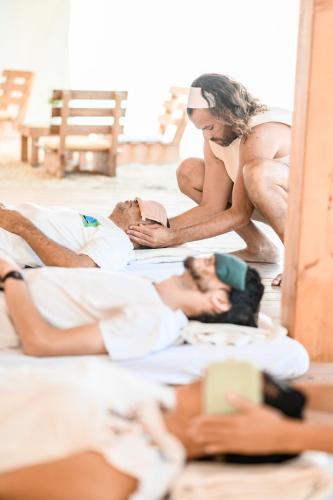 イエローハムにあるהוילה של בריאהのベッドに横たわる裸の人々の集団