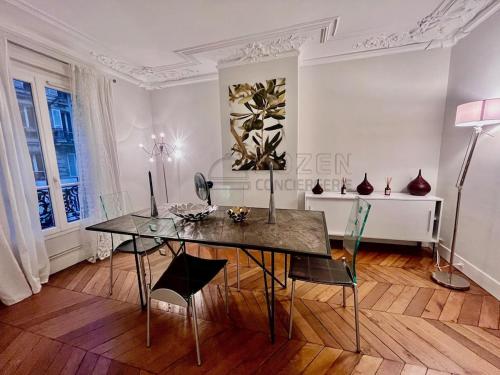 une salle à manger avec une table et des chaises dans l'établissement Haussmannien de Luxe, à Paris