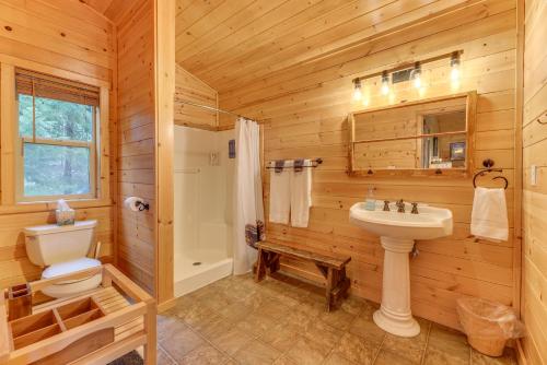 Koupelna v ubytování Grizzly Tower Packwood Cabin with Hot Tub!