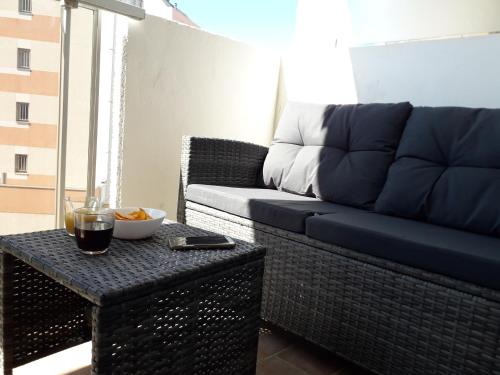 un salon avec un canapé et une table dans l'établissement Studio La Charentaise - Logement de vacances 2 personnes vue mer, à Vaux-sur-Mer