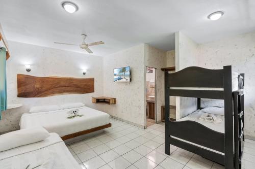 Hotel Tamarindo INN - 1 mi to Tamarindo Beachにあるベッド
