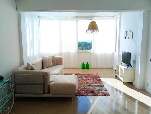 Μια τηλεόραση ή/και κέντρο ψυχαγωγίας στο São João da Caparica Beach Apartment