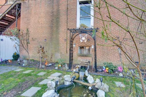 Un jardín fuera de Less Than 2 Mi to Downtown and Capitol Harrisburg Hideaway