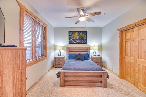 een slaapkamer met een bed en een plafondventilator bij Patio and Mountain Views Central Grand Lake Condo! in Grand Lake