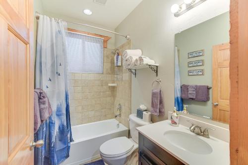 een badkamer met een bad, een wastafel en een toilet bij Patio and Mountain Views Central Grand Lake Condo! in Grand Lake