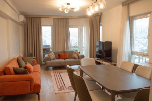 ein Wohnzimmer mit Sofa und Tisch in der Unterkunft Two Bedroom King Suite IH19 in Esenyurt
