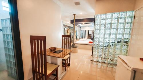 Un comedor con mesa y sillas y un dormitorio. en Shopping Motel, en Castanhal