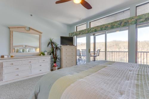 Postel nebo postele na pokoji v ubytování Private Boat Slip Family-Friendly Lazy Days Condo