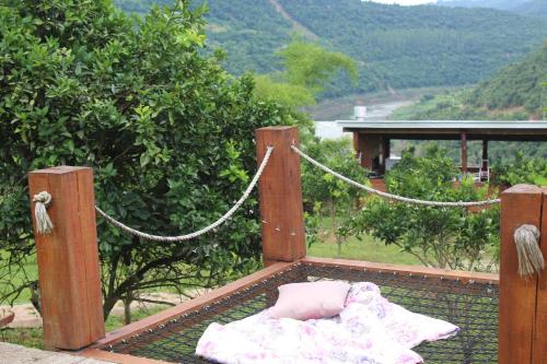 a tied up bed with a rope and a swing at Pousada Vila Felicita in São Valentim