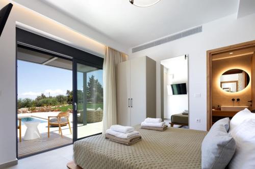 2 camas en un dormitorio con balcón en Agapanthus Ultimate Luxury Villa, en Likotinaréa