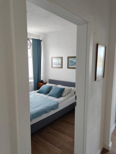 sypialnia z łóżkiem z niebieską pościelą w obiekcie Apartament z Napoleonem w tle w Lidzbarku Warmińskim