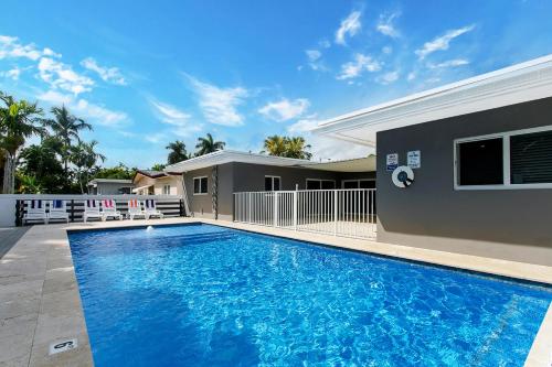 ein Swimmingpool vor einem Haus in der Unterkunft Premium Luxury 5BR & 3BA Villa near Hollywood Beach in Hollywood