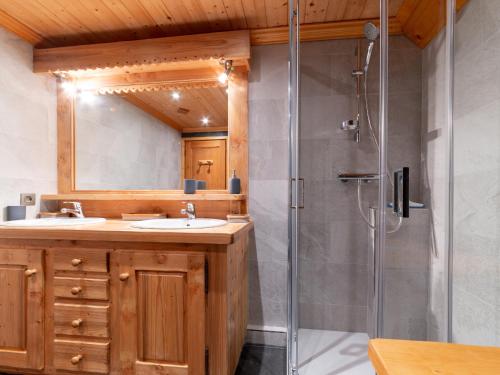 une salle de bain avec douche et lavabo dans l'établissement 2 spacieux appartements dans une ferme rénovée face au MontBlanc, à Megève