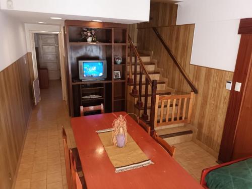 Μια τηλεόραση ή/και κέντρο ψυχαγωγίας στο Duplex Punta Mogotes, Mar del Plata