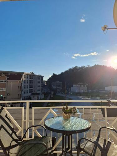 Una mesa y sillas en un balcón con vista. en Maja 1, en Meljine