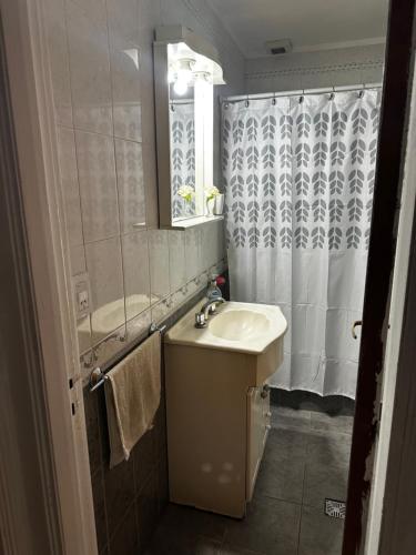 a bathroom with a sink and a shower at Casa a 3 cuadras de la playa in Mar del Plata