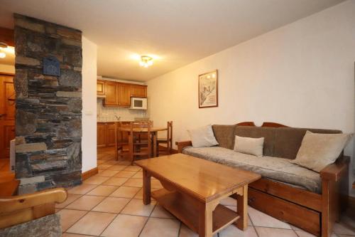 un salon avec un canapé et une table dans l'établissement Résidence Les Hauts De Chavants - Hauts de Chavants Berard 10 MAE-6415, aux Houches