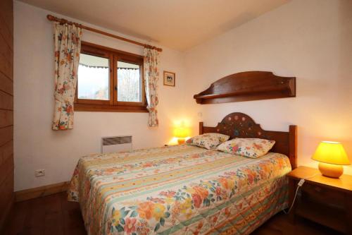 une chambre avec un lit avec deux lampes et une fenêtre dans l'établissement Résidence Les Hauts De Chavants - Hauts de Chavants Berard 10 MAE-6415, aux Houches