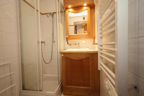 une salle de bain avec un lavabo et une douche dans l'établissement Résidence Les Hauts De Chavants - Hauts de Chavants Berard 10 MAE-6415, aux Houches